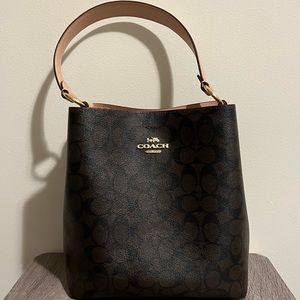 Coach Bucket Bag in Signature